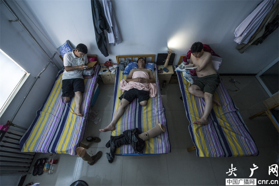 Hebei amputees sell artificial limbs with love