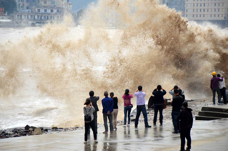 Typhoon Vongfong brings high waves to China's coastal provinces