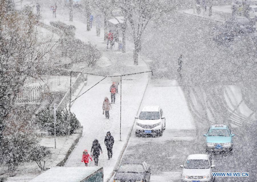 Heavy snow engulfs North China