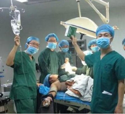 Patient claims he agreed to surgeons taking selfies