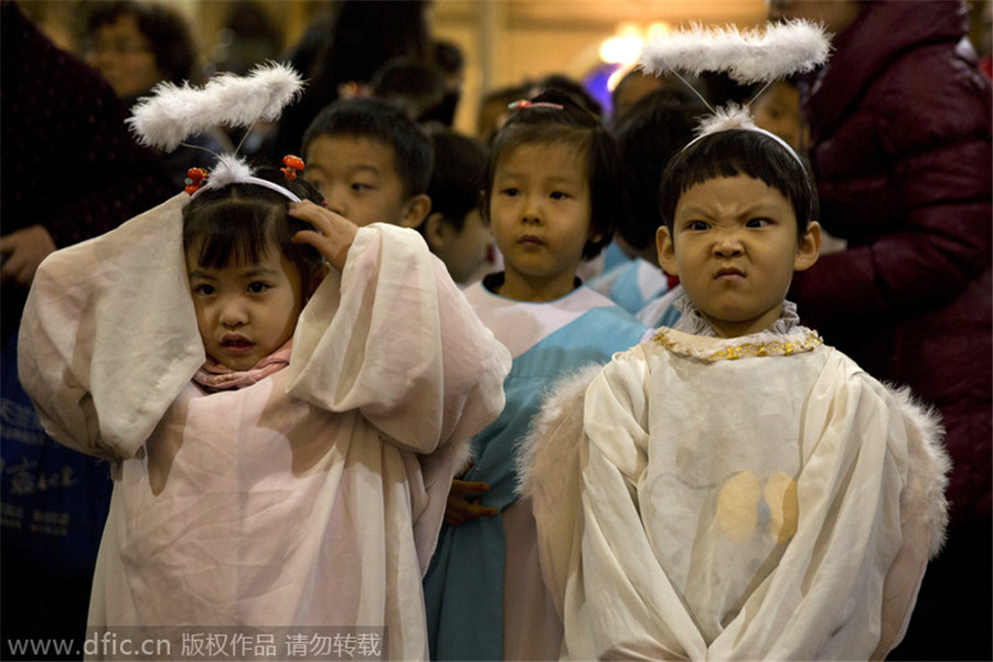 Chinese worshipers attend Christmas mass