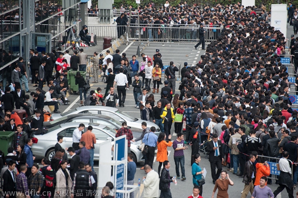 Thousands line for car purchase notarization in Shenzhen