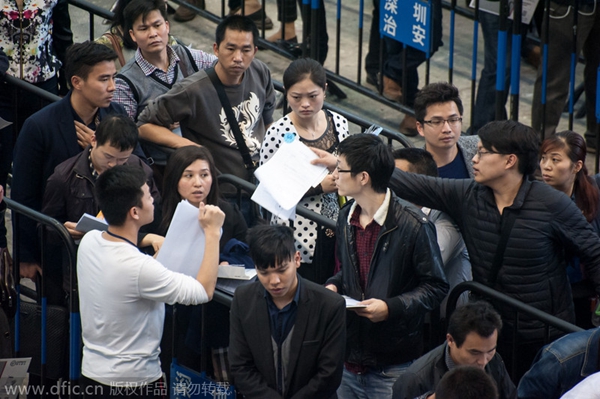 Thousands line for car purchase notarization in Shenzhen