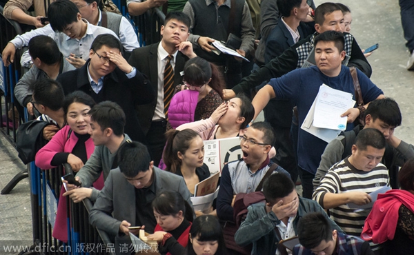 Thousands line for car purchase notarization in Shenzhen