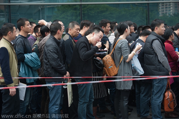 Thousands line for car purchase notarization in Shenzhen