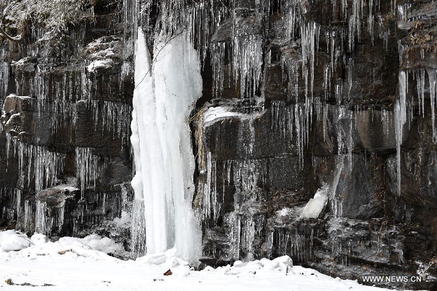 Sichuan witnesses first snow of 2015