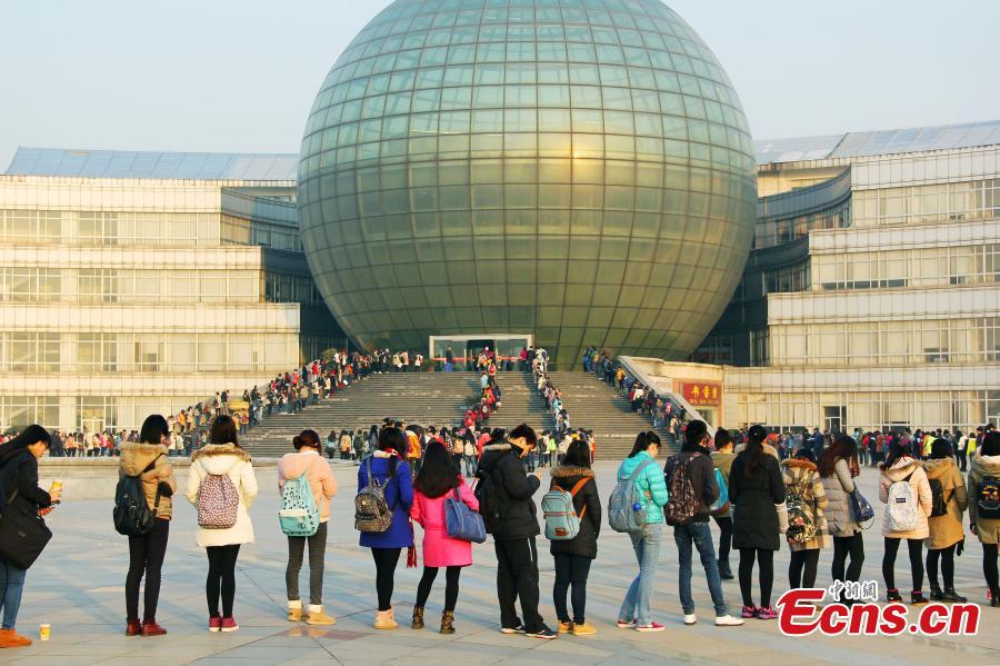 University library draws long queue