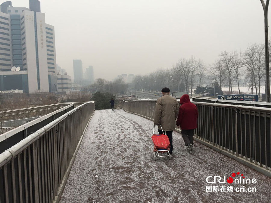 Beijing sees first winter snow amid heavy smog