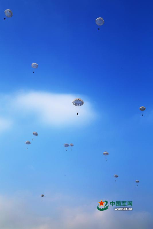 Recruits of airborne troops in parachute training