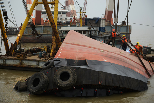 Capsized boat retrieved from Yangtze River, 22 dead