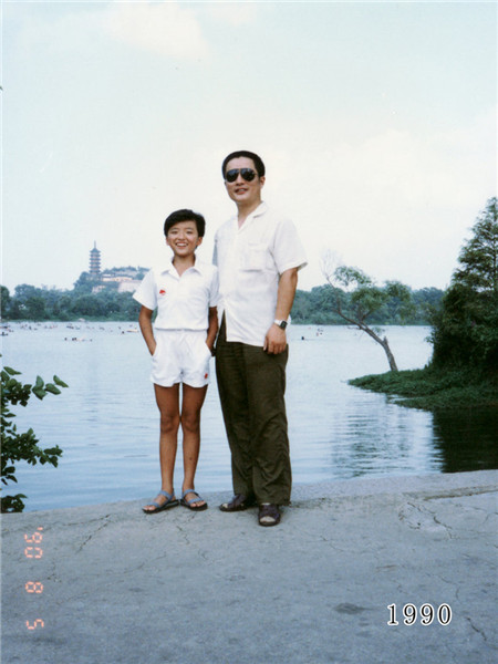 Father and daughter take same photo for 35 years