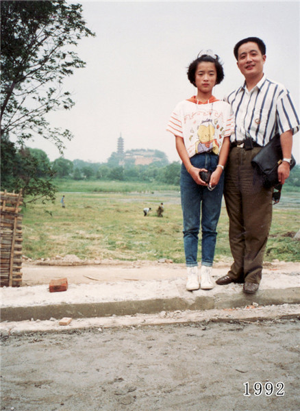 Father and daughter take same photo for 35 years