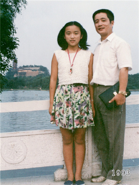 Father and daughter take same photo for 35 years