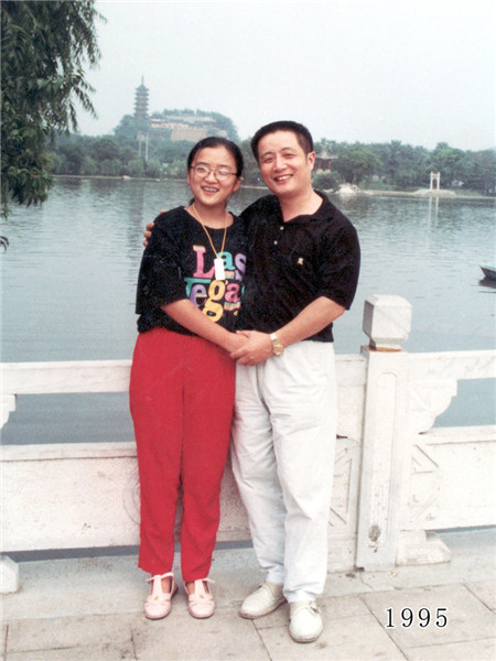 Father and daughter take same photo for 35 years