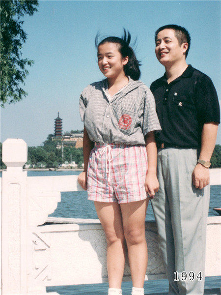 Father and daughter take same photo for 35 years