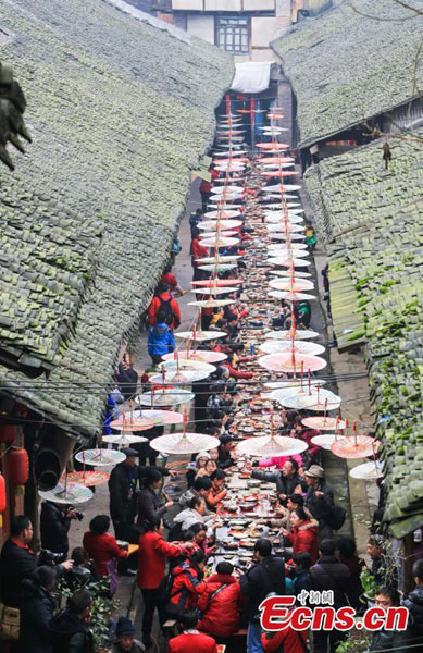 Over 3,000 diners join 'long street banquet'