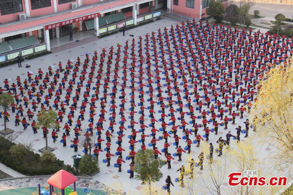 6,700 students perform spectacular exercise set