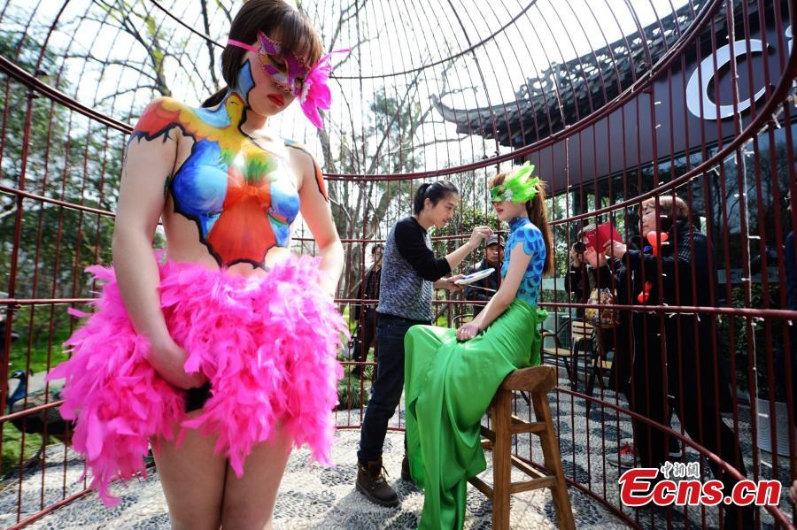 Body painting show in birdcage surprises visitors