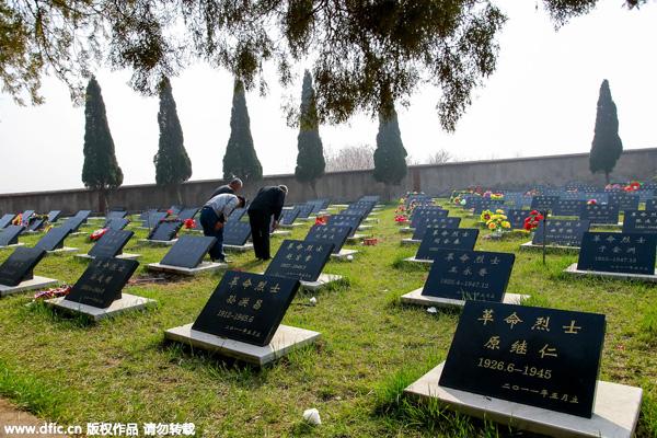 Chinese honor war heroes on Tomb Sweeping Day