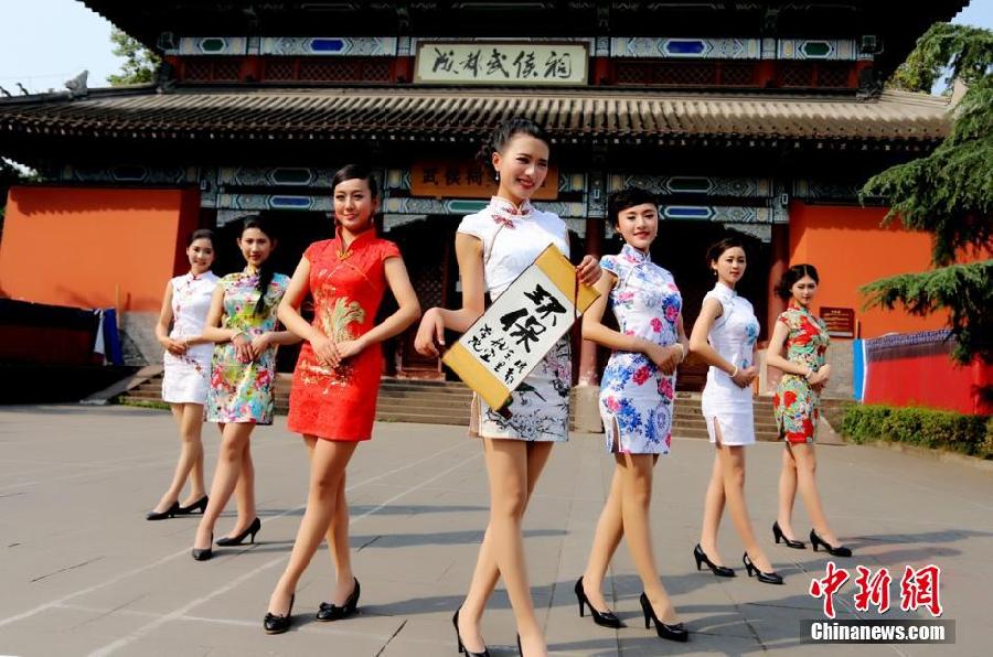 Stewardesses-to-be wear <EM>Qipao</EM> to promote 'green' travel