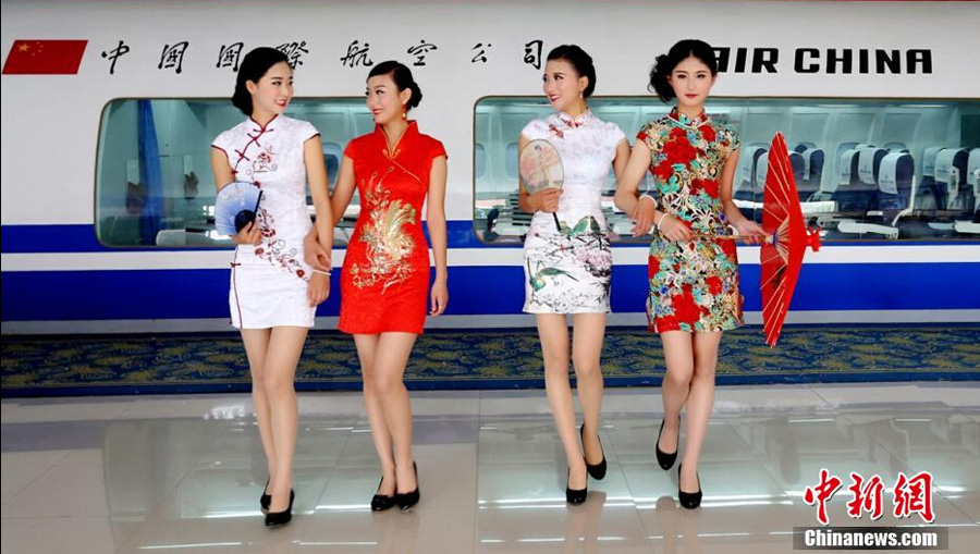 Stewardesses-to-be wear <EM>Qipao</EM> to promote 'green' travel