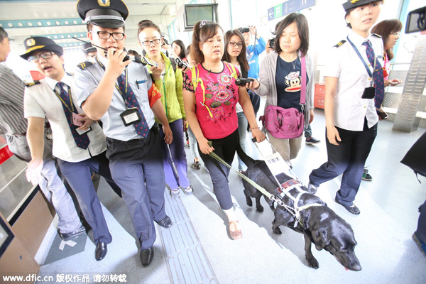 Beijing allows guide dogs on subway