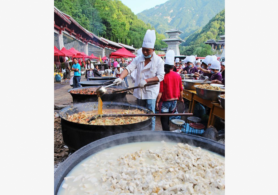 Six thousand people enjoy local feast in Luoyang