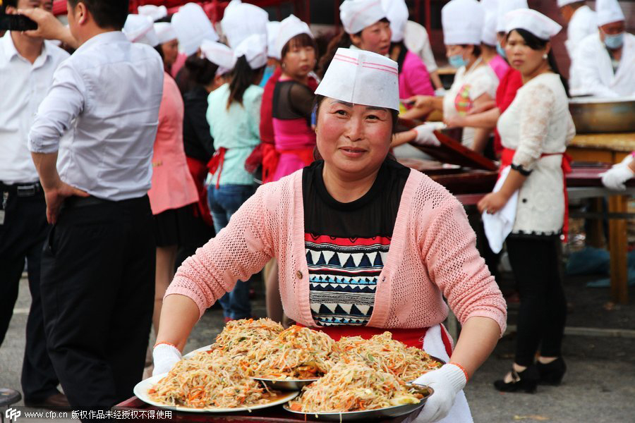 Six thousand people enjoy local feast in Luoyang