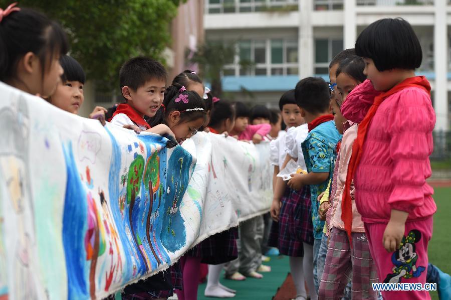 Students draw pictures to welcome Children's Day