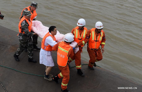 15 rescued after Yangtze sinking, over 400 missing