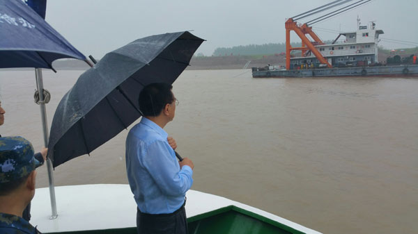 Prioritize saving lives, premier tells Yangtze rescuers