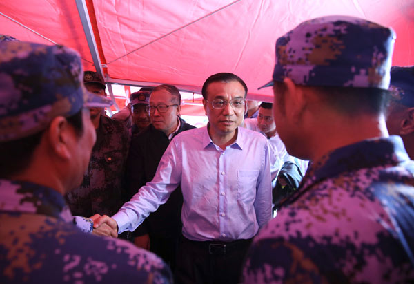 Premier Li pays respects to those killed in ship accident