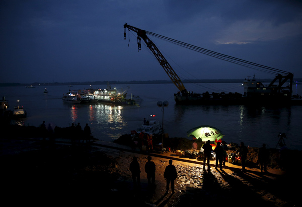 Rescuers fight bad weather at night