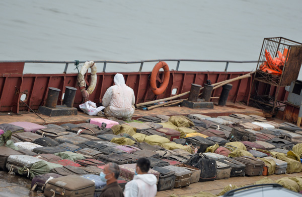 Recovery crews face grim task on ship