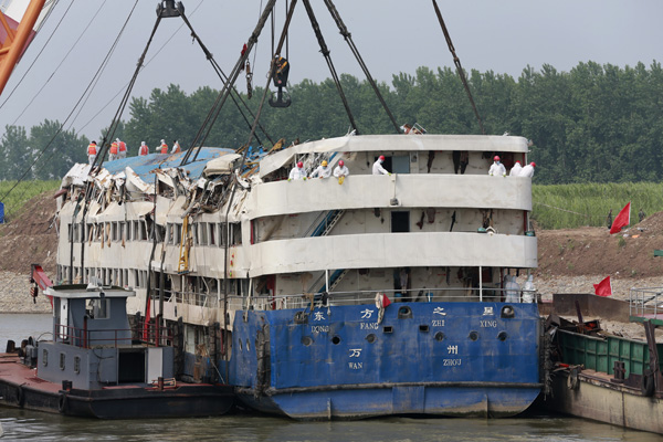 Recovery crews face grim task on ship