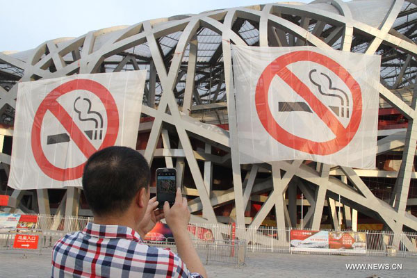 1 in 3 public places in Beijing violate smoking ban in first week