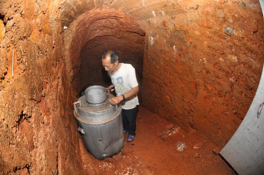 Elder digs cave house on hill in C China