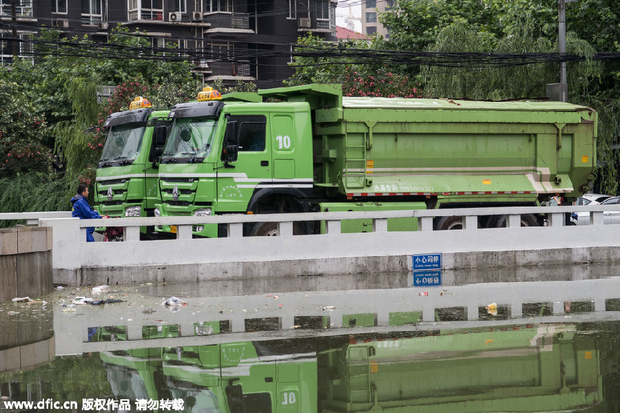 Heavy downpour leaves Shanghai flooded