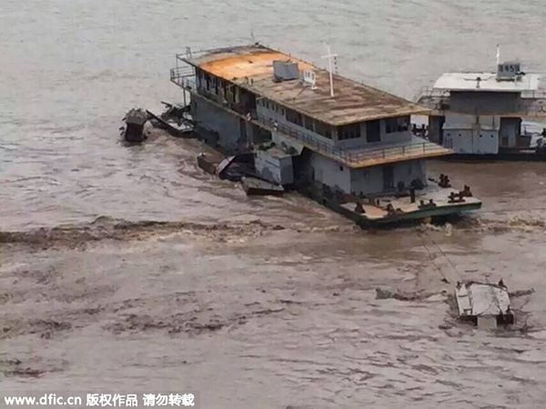 Landslide causes boats to sink in SW China