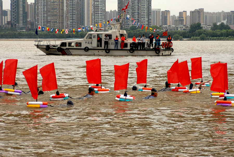 Wuhan holds Yangtze River crossing competition