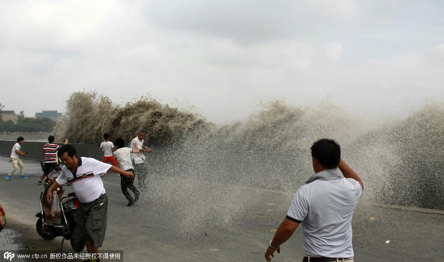 Visitors view soaring tide of Qiantang River