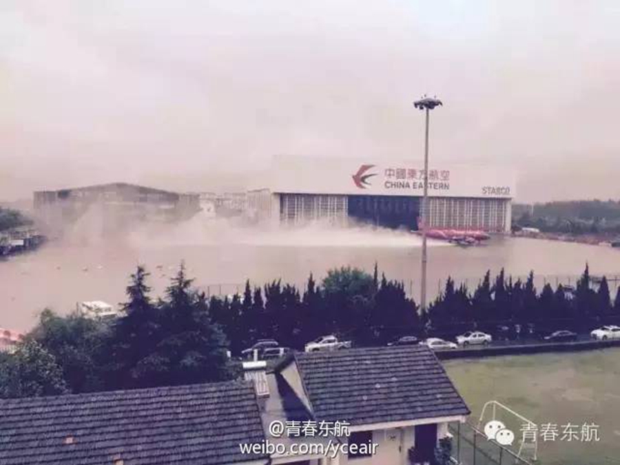 Torrential rain ahead of Typhoon Swan floods Shanghai airport