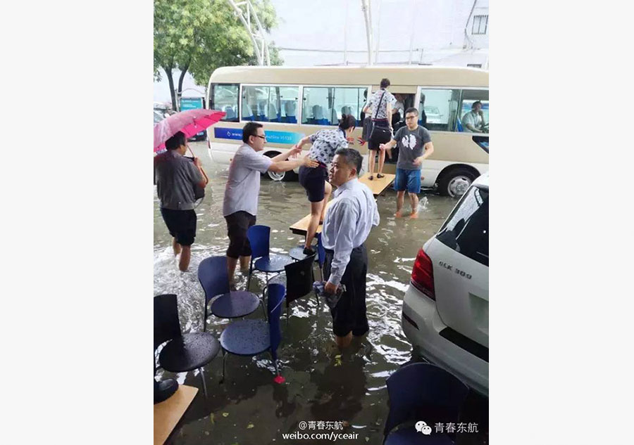 Torrential rain ahead of Typhoon Swan floods Shanghai airport