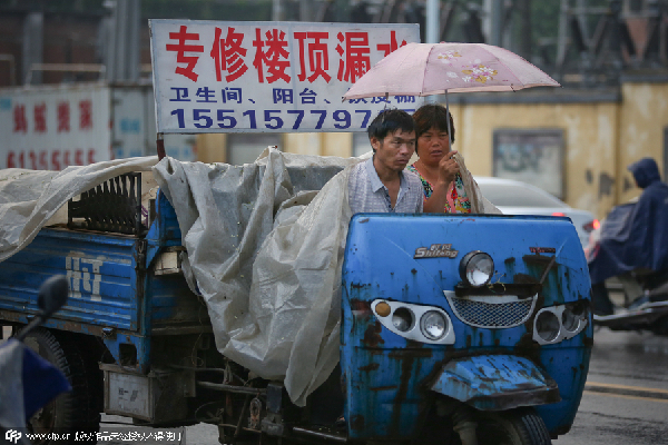 Rainstorm leaves commuters struggling