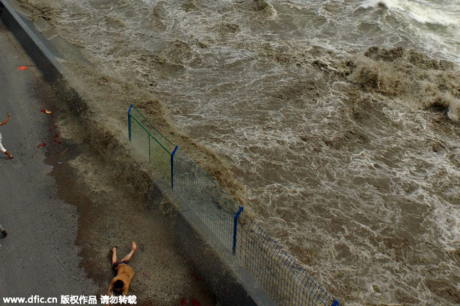 Soaring tides in Qiantang River