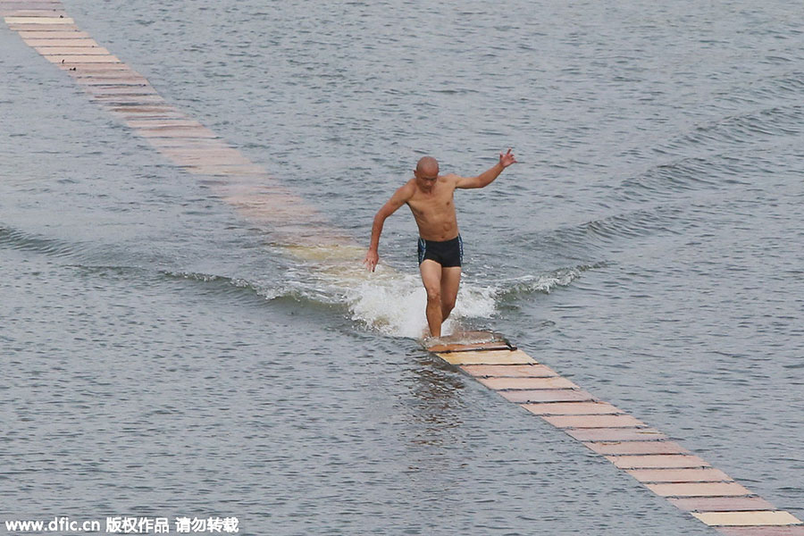 Shaolin monk breaks record for running on water