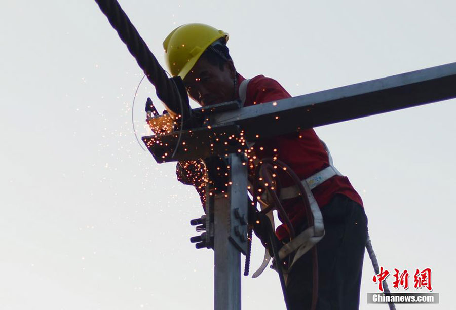 Hanging in the air: Workers risk life on a suspension bridge