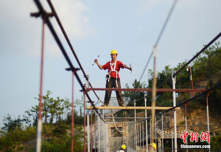 Hanging in the air: Workers risk life on a suspension bridge