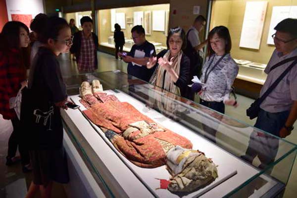 Exhibition of rare ancient Chinese silks kicks off in Hangzhou