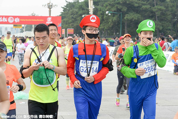 Cosplayers attract attention in Beijing Marathon